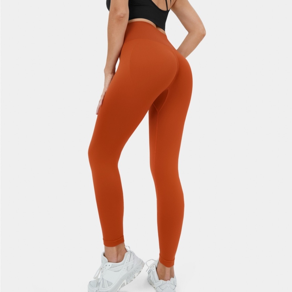 NWOT Halara Seamless Flow High Waisted Ruched leggings medium (7/8) Potters Clay